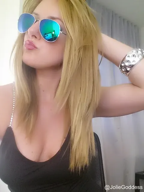 Blonde Stands Nude and Turns to Show Her Body – photo 9 of 15