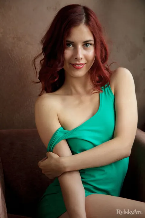 Pearl Ami: Tall Redhead Strips Off Her Green Dress and Spreads Her Pussy – photo 7 of 16
