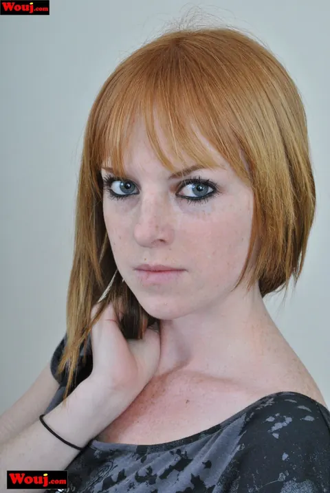 Redhead Poses in Denim Shorts, a Cute Top and Boots – photo 3 of 15