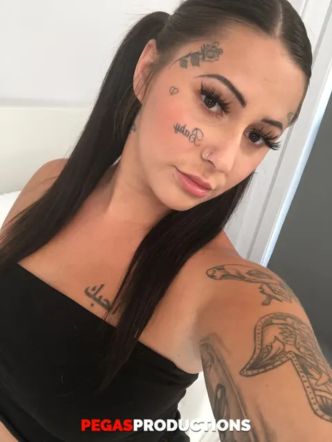 Busty BBW Brunette Undresses to Show Her Tattooed Body in Selfies – photo 14 of 20