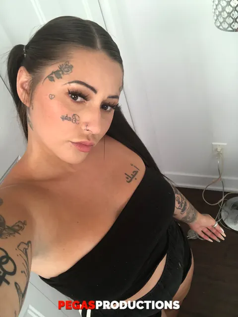 Busty BBW Brunette Undresses to Show Her Tattooed Body in Selfies – photo 15 of 20