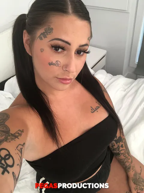 Busty BBW Brunette Undresses to Show Her Tattooed Body in Selfies – photo 12 of 20