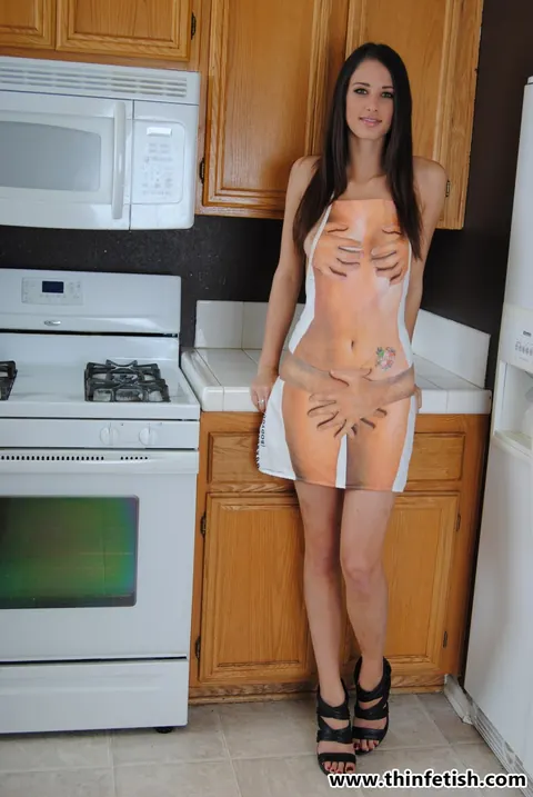Tiffany Thompson: Brunette in Heels and Apron Spreads and Covers Natural Tits with Honey – photo 1 of 16