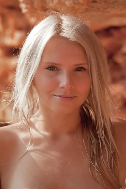 Tall Blonde Poses Nude on the Beach – photo 1 of 21