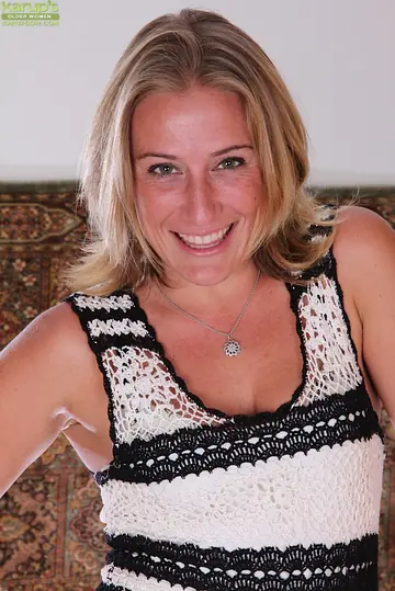 Thick Blonde MILF Squats in Heels After Stripping