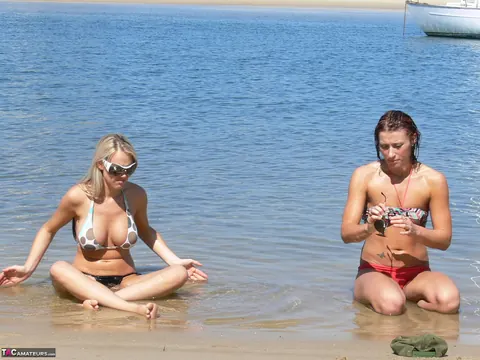 Aussie Jewel: Tall Blonde MILF Strips Off Her Bikini Top on the Beach – photo 4 of 16