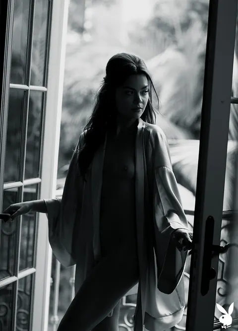 Scarlett Byrne: Brunette Poses Nude and Shows Off Her Ass – photo 10 of 12