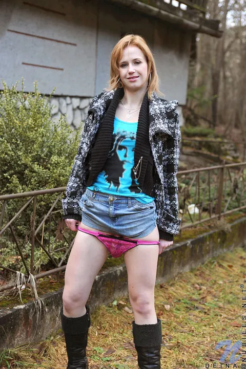 Deina: Redhead MILF Pulls Her Panties Aside to Masturbate Outdoors – photo 5 of 10