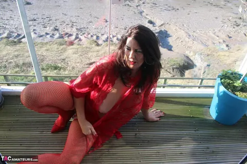 Lulu Lush: Curvy MILF with Big Natural Tits Poses in Red Lingerie – photo 9 of 20
