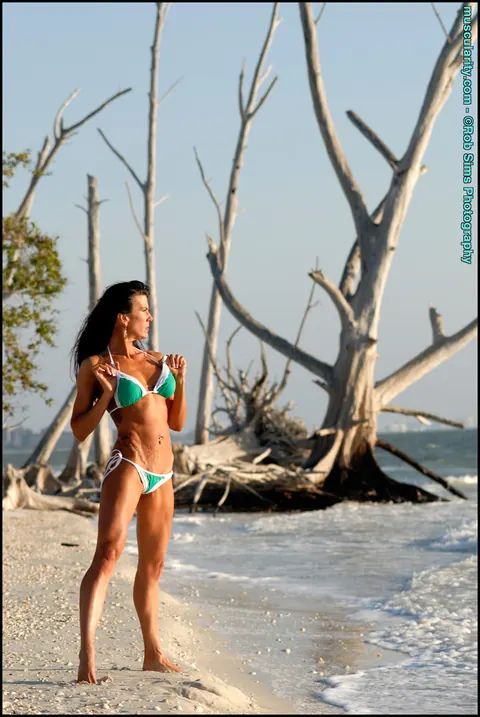 Muscular MILF with Big Tits Strips Off Her Bikini Top on the Beach – photo 5 of 15