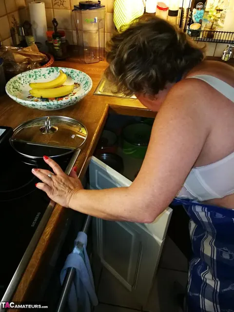 European BBW Strips Off Her Apron in the Kitchen – photo 3 of 20