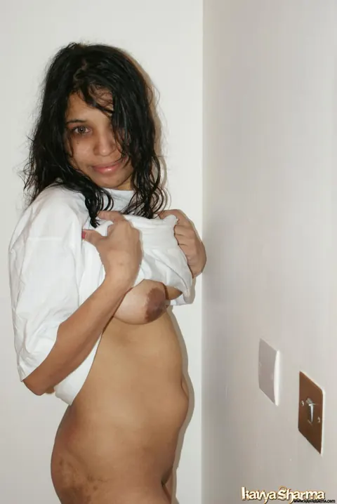 Kavya Sharma: Indian MILF Reveals Her Natural Tits and Pussy – photo 8 of 12