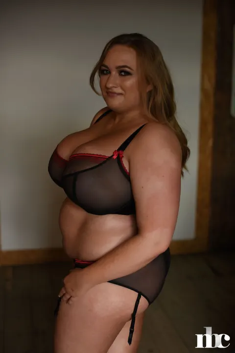 Sara Willis: British Blonde BBW Shows Off Her Big Natural Tits – photo 14 of 21