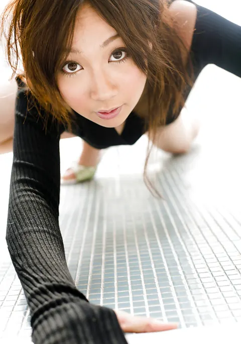 Ryo Akanishi: Thick Japanese Babe Kicks Off Her Shorts in High Heels – photo 7 of 15