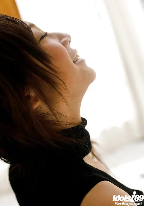 Ryo Akanishi: Thick Japanese Babe Kicks Off Her Shorts in High Heels – photo 12 of 15
