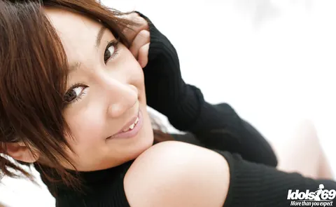 Ryo Akanishi: Thick Japanese Babe Kicks Off Her Shorts in High Heels – photo 5 of 15