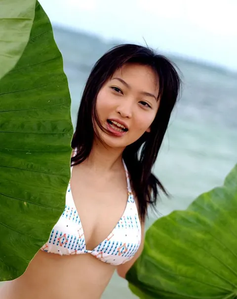 Maiko Kazano: Slim Japanese MILF Removes Her Bikini and Panties Outdoors – photo 11 of 16