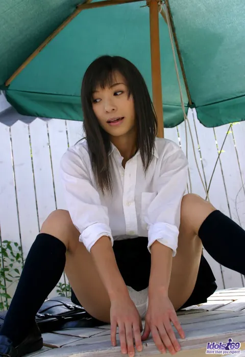 Japanese Brunette Bares Her Body in Public – photo 2 of 16