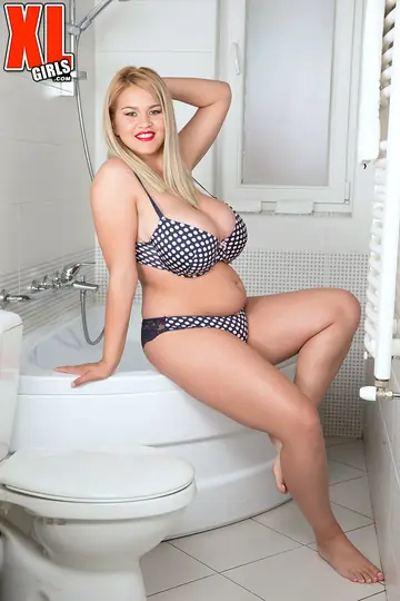 Erin Star – Busty Blonde BBW Strips Out of Her Bikini in the Bathroom