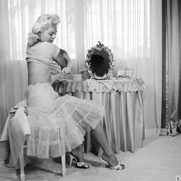 Lisa Winters – Blonde MILF Strips for a Vintage Photo Set