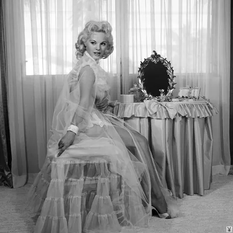 Lisa Winters: Blonde MILF Strips for a Vintage Photo Set – photo 10 of 11