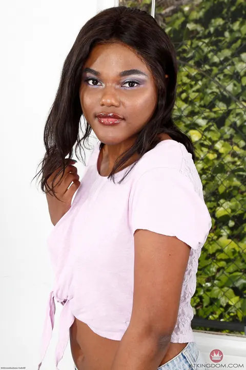 Yara Skye: Ebony BBW Pulls Down Her Shorts to Spread Her Shaved Pussy – photo 1 of 16
