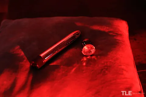 Valentina Love: Thick Blonde in Latex and Leather Bondage Uses Anal Dildo – photo 1 of 16
