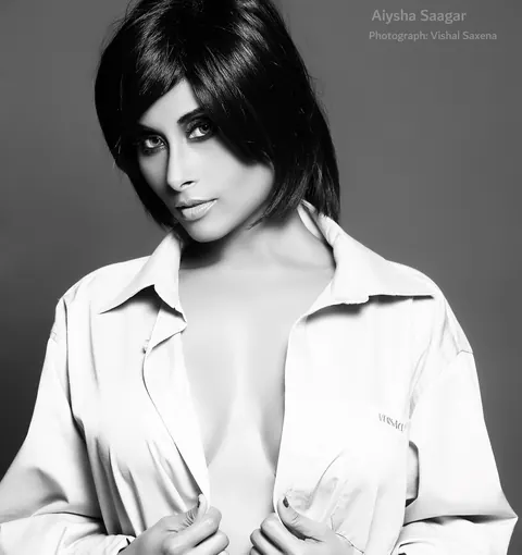 Indian Woman Undresses and Poses Nude – photo 3 of 20