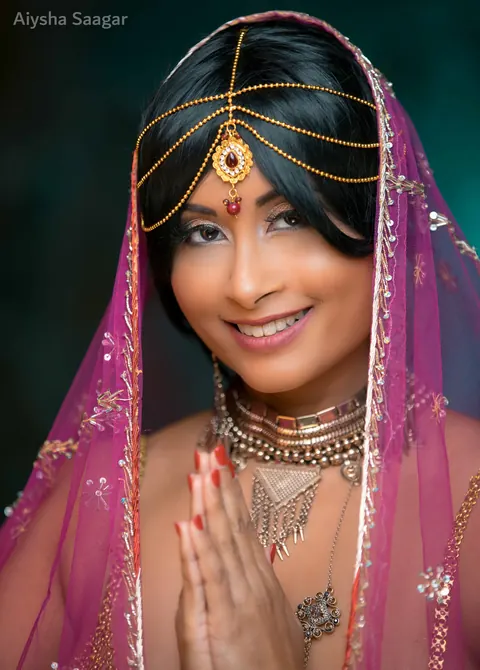 Indian Woman Undresses and Poses Nude – photo 17 of 20