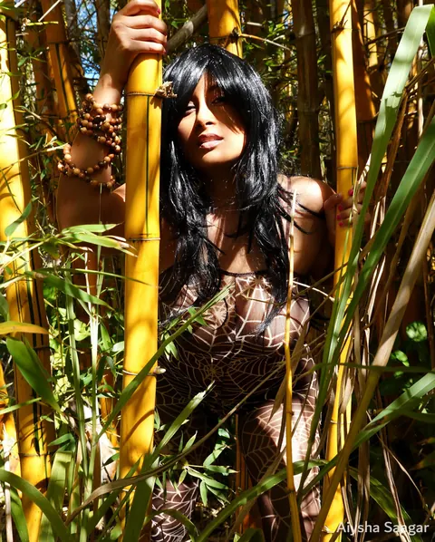 Indian Woman Undresses and Poses Nude – photo 13 of 20