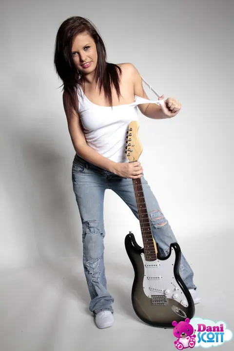 Woman in Jeans Strips Naked While Holding an Electric Guitar – photo 4 of 16