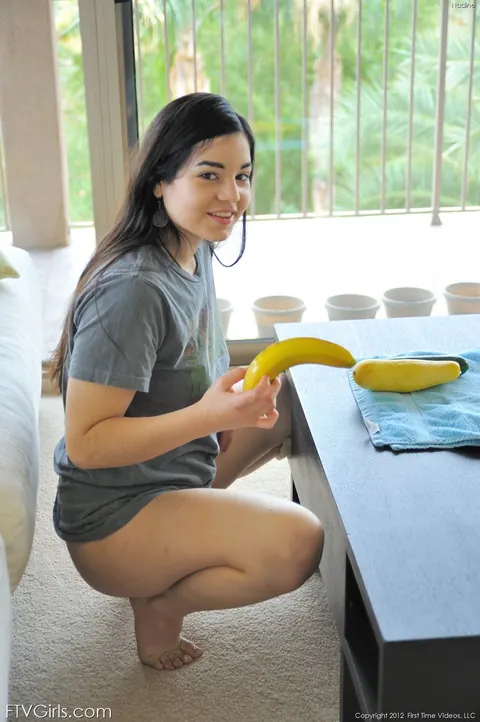 Nadine Sage: Latina in Jeans Masturbates and Spreads Her Pussy – photo 3 of 20