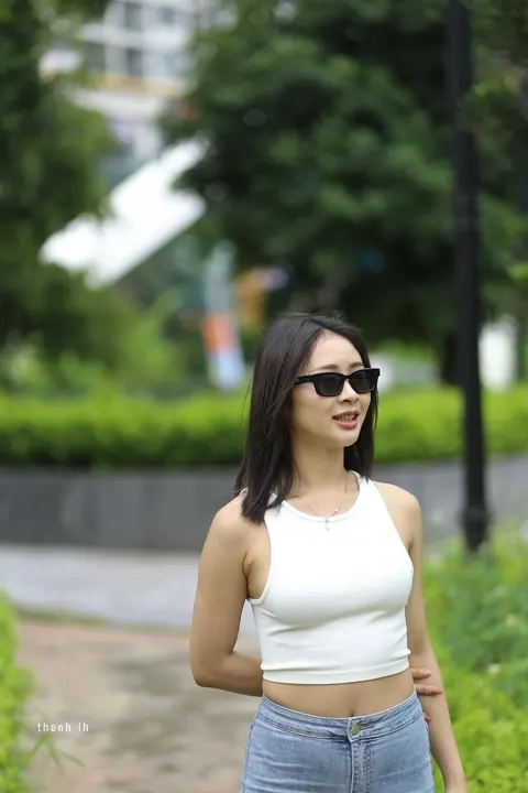 Asian Woman Undresses and Poses Fully Nude – photo 15 of 21