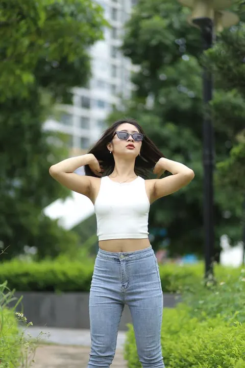 Asian Woman Undresses and Poses Fully Nude – photo 5 of 21