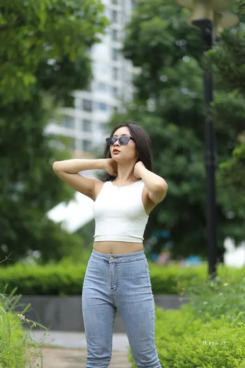 Asian Woman Undresses and Poses Fully Nude – photo 7 of 21