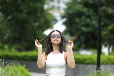 Asian Woman Undresses and Poses Fully Nude – photo 1 of 21