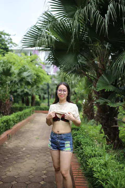 Woman Strips Nude, Poses and Turns to Display Her Figure – photo 15 of 21