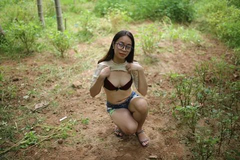 Woman Strips Nude, Poses and Turns to Display Her Figure – photo 2 of 21