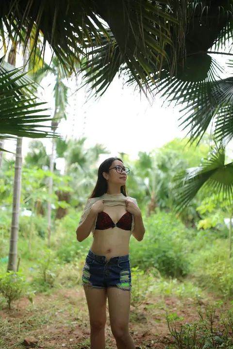 Woman Strips Nude, Poses and Turns to Display Her Figure – photo 4 of 21