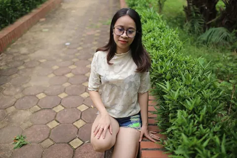 Woman Strips Nude, Poses and Turns to Display Her Figure – photo 10 of 21