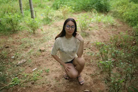 Woman Strips Nude, Poses and Turns to Display Her Figure – photo 3 of 21