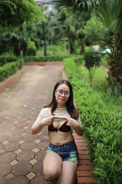 Woman Strips Nude, Poses and Turns to Display Her Figure – photo 11 of 21