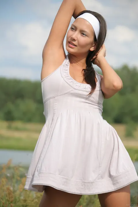 Skinny Babe Spreads Her Shaved Pussy in the Open Air – photo 4 of 21