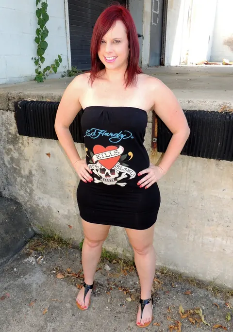 Virgo Peridot: Thick Brunette MILF Spreads Her Ass Outdoors in Panties – photo 12 of 17