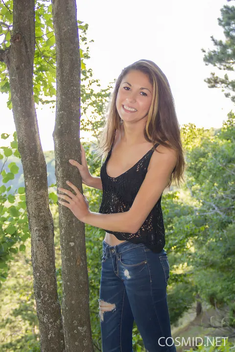 Babe Unbuttons Her Jeans and Flashes Her Big Tits in the Backyard – photo 1 of 16