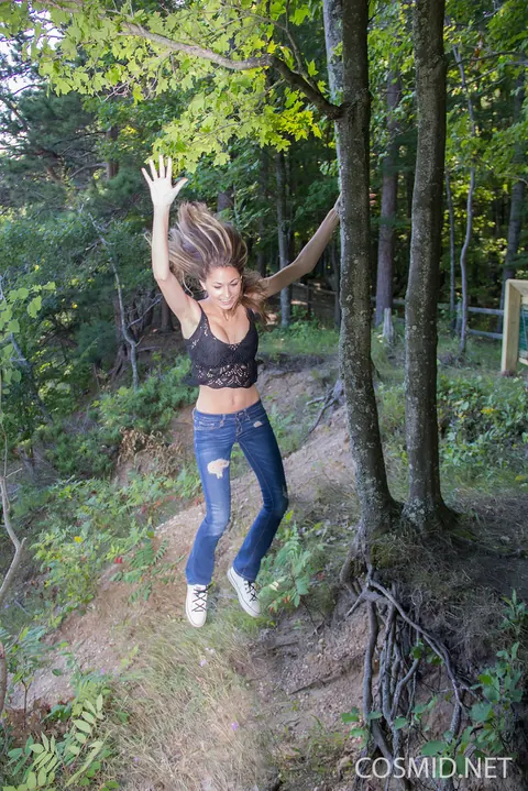 Babe Unbuttons Her Jeans and Flashes Her Big Tits in the Backyard – photo 2 of 16