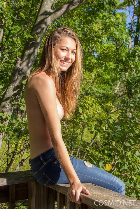 Babe Unbuttons Her Jeans and Flashes Her Big Tits in the Backyard – photo 8 of 16
