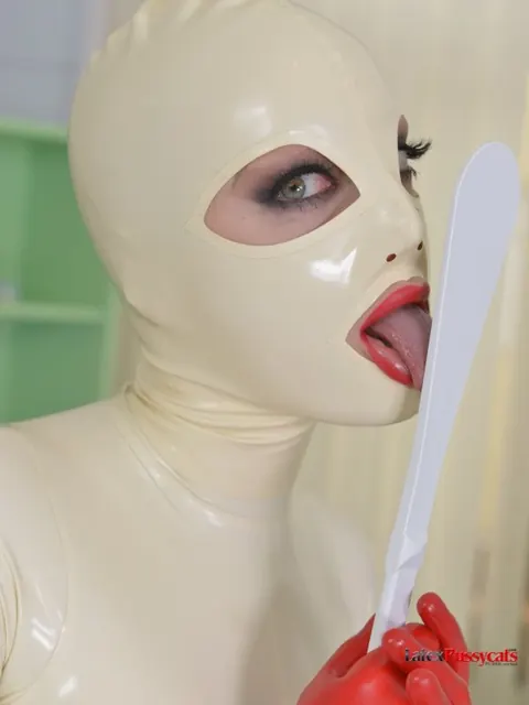 Latex Lucy: Busty British Blonde Masturbates in Latex and High Heels – photo 8 of 21