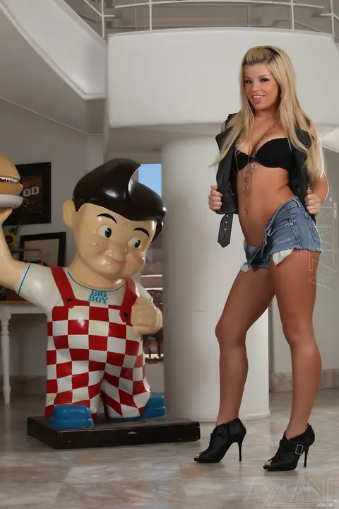 Adriana Sephora: Latina Blonde Shows Her Big Tits and Ass in Denim Shorts – photo 3 of 21
