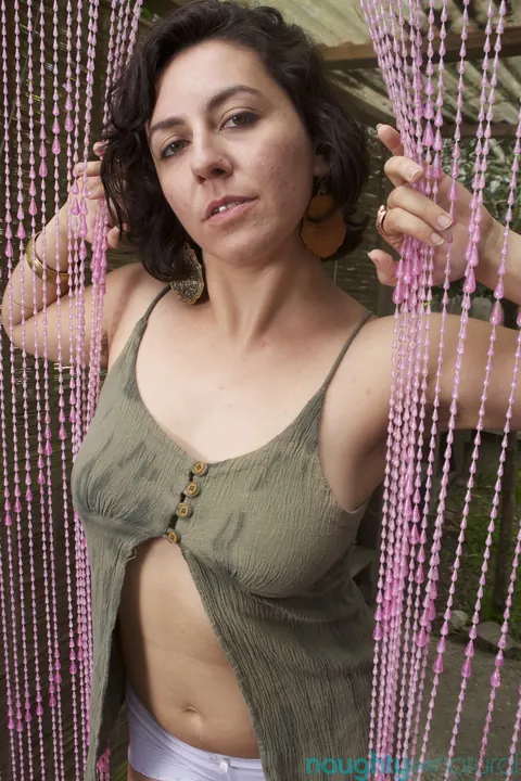 Nikki Silver: Thick Hairy MILF Reveals Armpits and Ass Outdoors – photo 5 of 20